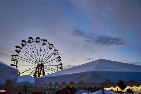 Karussell Riesenrad Meer Zwischen Sonnenschirmen — Stockfoto