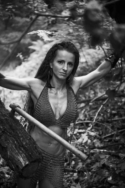 美丽的亚马逊女孩在链邮件与矛在树林里 — 图库照片