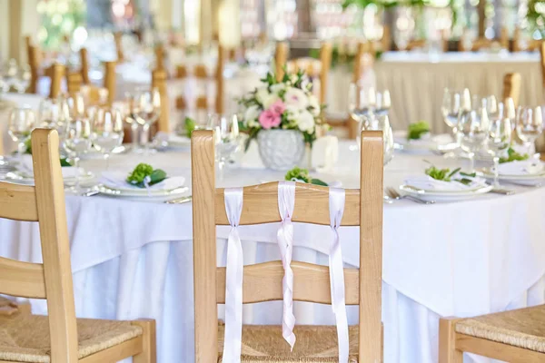 结婚桌旁带丝带的婚礼椅 — 图库照片