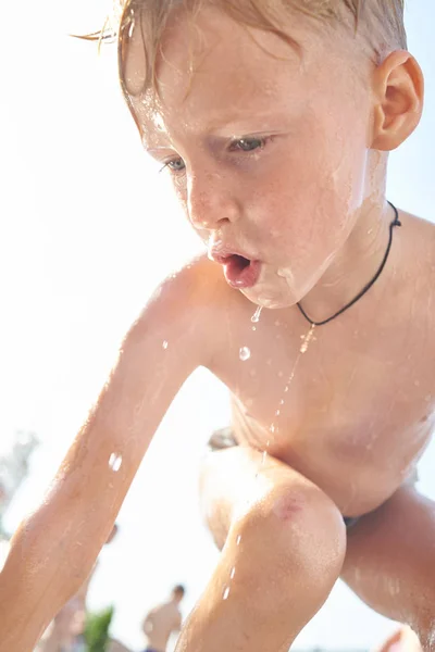 Niño Baña Salpica Fuente Ciudad — Foto de Stock