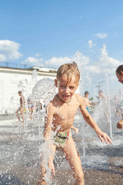 Niño Baña Salpica Fuente Ciudad — Foto de Stock