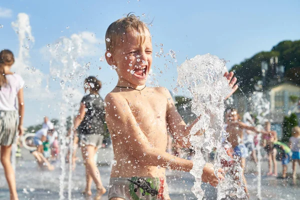 Little Boy Bathes Splashes City Fountain — Stock Photo, Image