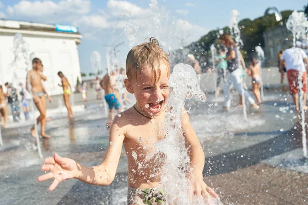 Niño Baña Salpica Fuente Ciudad — Foto de Stock