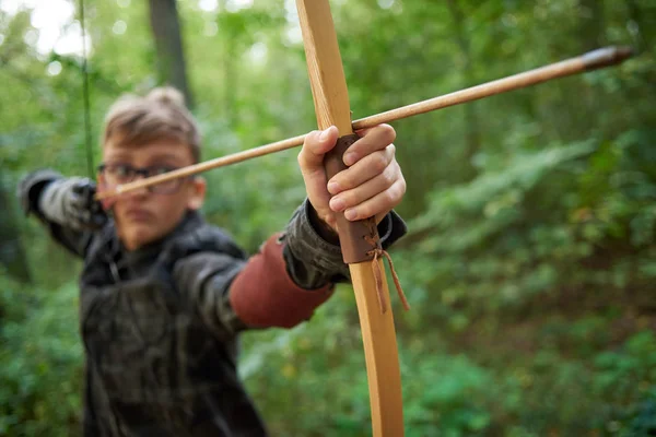 Αγόρι Έφηβος Έχει Κατάρτισης Εκτοξεύει Ένα Ξύλινο Τόξο Στο Δάσος — Φωτογραφία Αρχείου