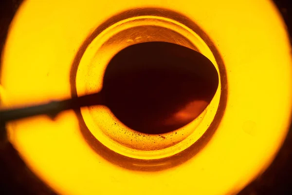 Черный Чай Прозрачной Чашке Ложкой — стоковое фото