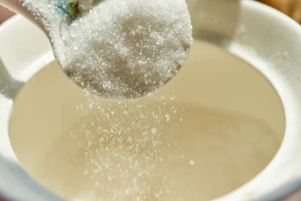 Verter Azúcar Con Una Cuchara Blanca Cerámica —  Fotos de Stock