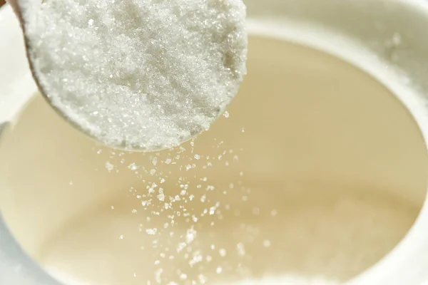 Verter Azúcar Con Una Cuchara Blanca Cerámica —  Fotos de Stock