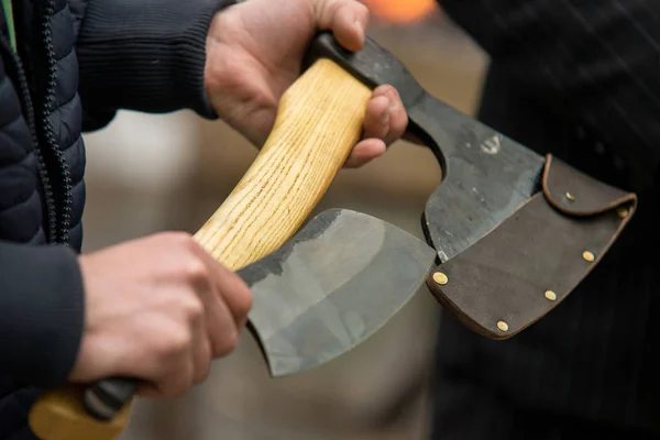 Hombre Comprador Compra Hacha Cuchillo — Foto de Stock