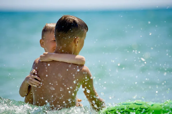 Adolescentes Hermano Mayor Enseña Hermano Menor Nadar Mar — Foto de Stock