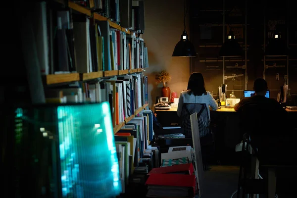 Oficina Gran Estante Con Libros Documentos Detrás Las Computadoras Trabajan —  Fotos de Stock