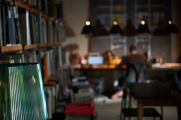 Oficina Gran Estante Con Libros Documentos Detrás Las Computadoras Trabajan — Foto de Stock