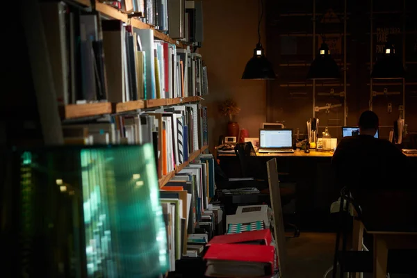 Das Büro Ist Ein Großes Regal Mit Büchern Und Dokumenten — Stockfoto