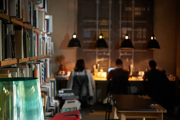 Werken Voor Managers Aan Tafel Aan Computers Loft Office Avond — Stockfoto