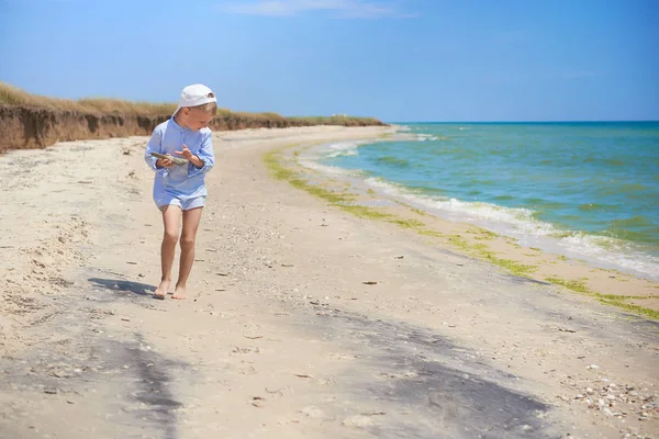 Çocuk Güzel Çakıl Plaj Toplar — Stok fotoğraf