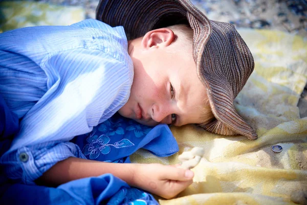 母の帽子で悲しい子供少年はビーチで退屈しています — ストック写真