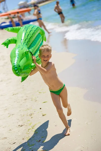 Niño Pequeño Corre Nadar Playa Con Gran Juguete Inflable Cocodrilo — Foto de Stock