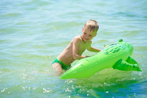 Niño Nada Mar Juguete Cocodrilo Inflable — Foto de Stock