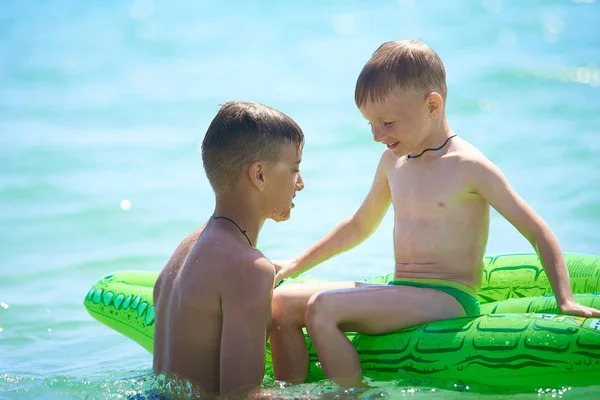 Teens Older Brother Teaches Younger Brother Swim Sea — Stock Photo, Image