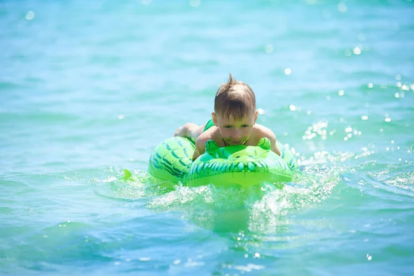Niño Nadando Mar Con Cocodrilo Inflable Grande — Foto de Stock