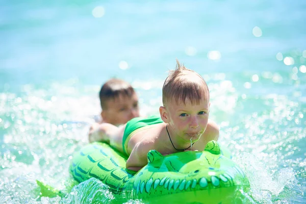 Hermano Mayor Adolescente Rollos Más Joven Hermano Mar Juguete Inflable — Foto de Stock