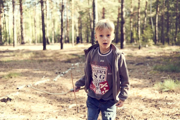 Bambino Con Suo Hobby Arco Freccia Nella Foresta Autunnale — Foto Stock