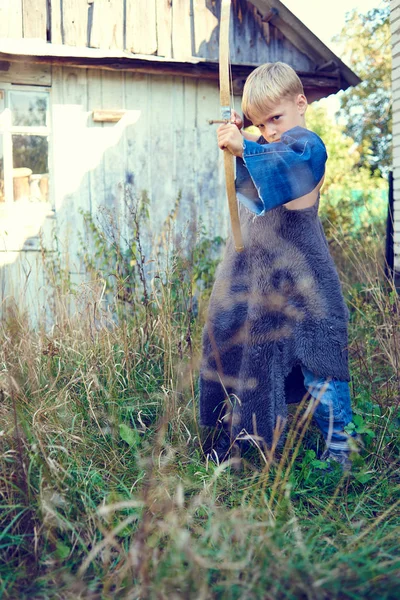 Liten Pojke Spelar Gamla Hunter Med Trä Båge — Stockfoto