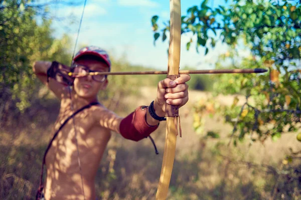 Chico Adolescente Tiene Entrenamiento Dispara Arco Madera Bosque —  Fotos de Stock