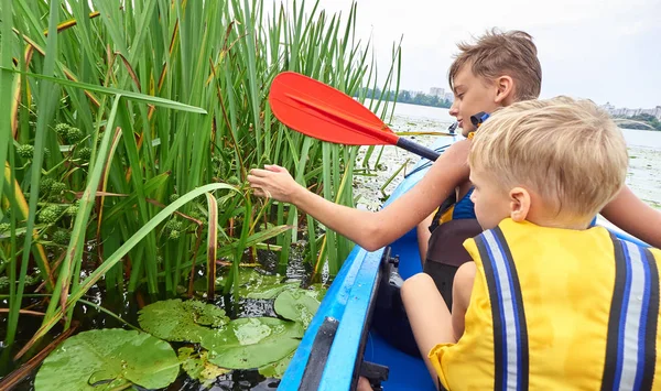 Bambini Ragazzi Nuotare Una Barca Plastica Kayak Sul Lago Con — Foto Stock