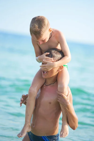 Two Boys Brother Play Water Two Boys Brother Play Water — Stock Photo, Image