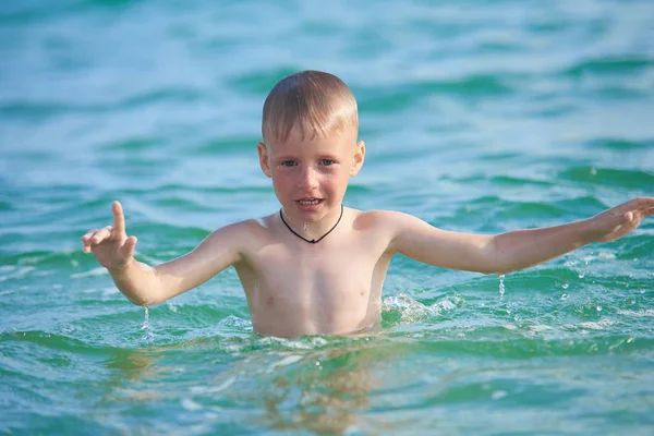 男孩7岁学会在海里游泳 — 图库照片