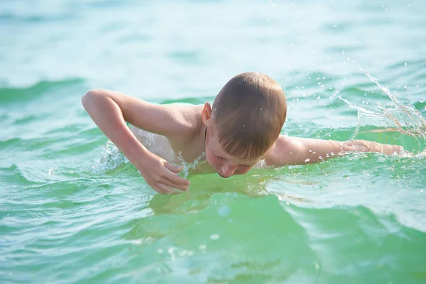 男孩7岁学会在海里游泳 — 图库照片