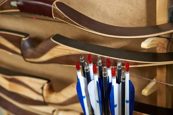 多くのカーボン ブームの矢印 アーチー 木製弓 — ストック写真