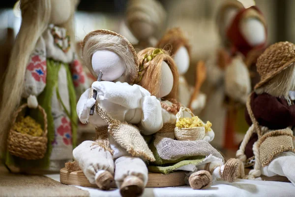 パイプと騎乗位の羊飼い 国立明るい衣装にウクライナの伝統的な人形お守り — ストック写真