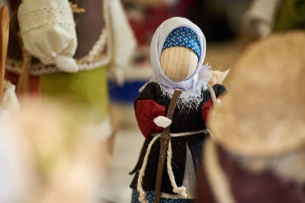 乌克兰传统娃娃护身符在全国明亮的服装 祖母与棍子 — 图库照片