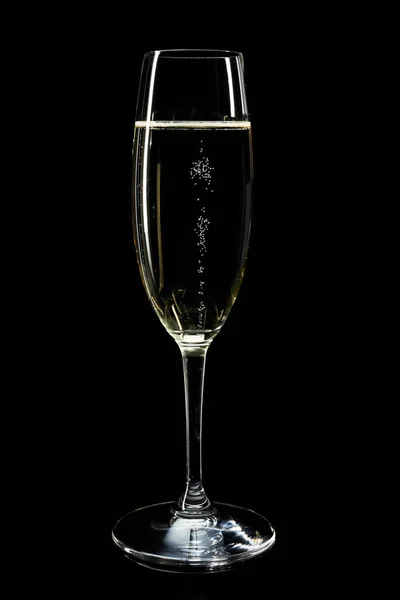 Beyaz Köpüklü Şarap Karanlık Bir Arka Plan Karşı Şampanya Ile — Stok fotoğraf