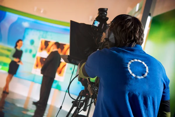 Gazeteci Görüşmelerde Röportajda Televizyon Stüdyosu Olarak Video Operatör Kaldırır — Stok fotoğraf