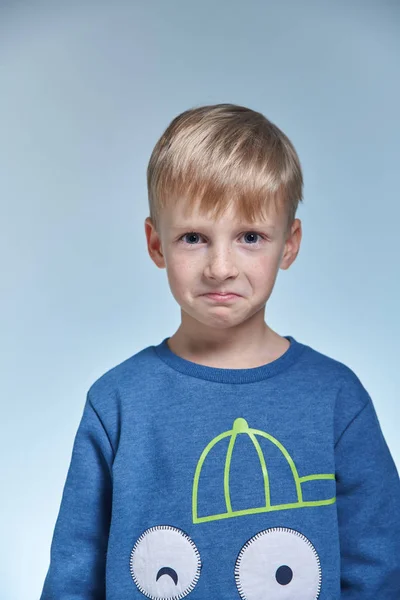 Πορτραίτο Του Αστεία Συναισθηματική Αγόρι Στο Studio Ετών Θετική Τρομάξει — Φωτογραφία Αρχείου