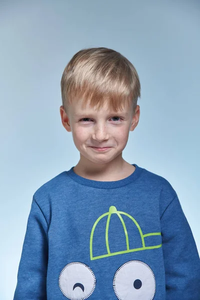 Retrato Menino Engraçado Emocional Astuto Estúdio Anos Com Olhos Estreitos — Fotografia de Stock