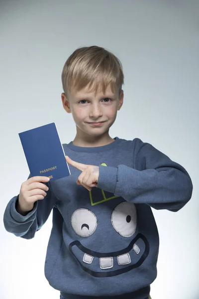 Retrato Engraçado Estúdio Anos Com Passaporte Internacional Infantil Ucrânia — Fotografia de Stock