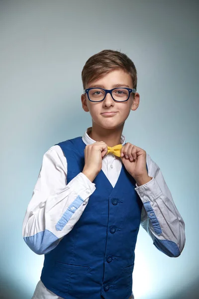 Adolescente Menino Óculos Camisa Endireita Arco Gravata — Fotografia de Stock