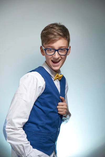 Rapaz Adolescente Com Aparelho Nos Óculos Usar Uma Camisa Com — Fotografia de Stock