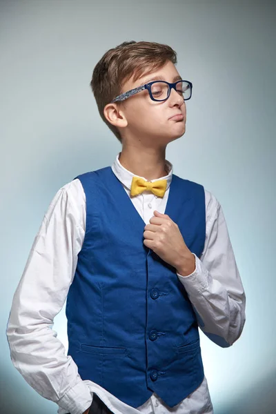 Adolescente Nerd Rapaz Com Óculos Vestindo Uma Camisa Com Laço — Fotografia de Stock