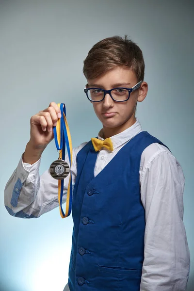 Έφηβος Αγόρι Φοιτητής Ποτήρια Ένα Ασημένιο Μετάλλιο Ανταμοιβή Για Μάθηση — Φωτογραφία Αρχείου