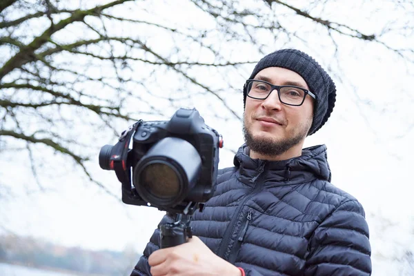 Fotógrafo Masculino Una Gorra Dispara Una Cámara Vídeo Una Foto — Foto de Stock