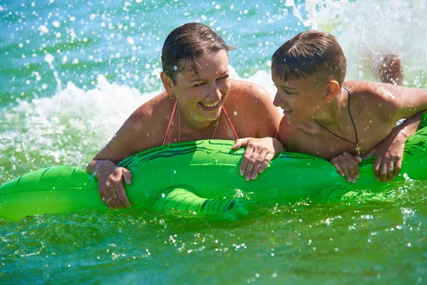 Happy Sons Moms Swim Sea Inflated Toy Crocody Sea — Stock Photo, Image