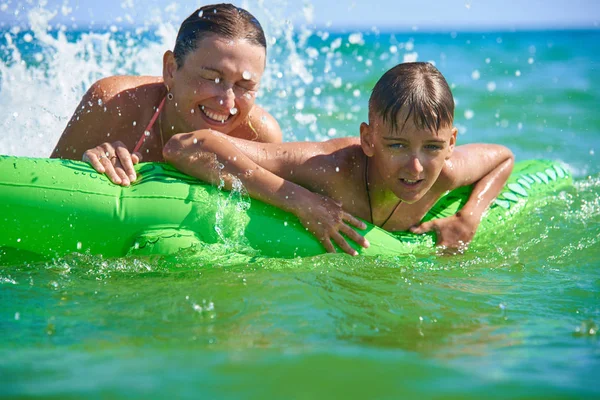 Happy Sons Moms Swim Sea Inflated Toy Crocody Sea — Stock Photo, Image