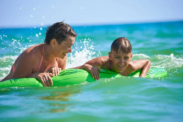 Happy Sons Thick Moms Swim Sea Inflated Toy Crocodile — Stock Photo, Image