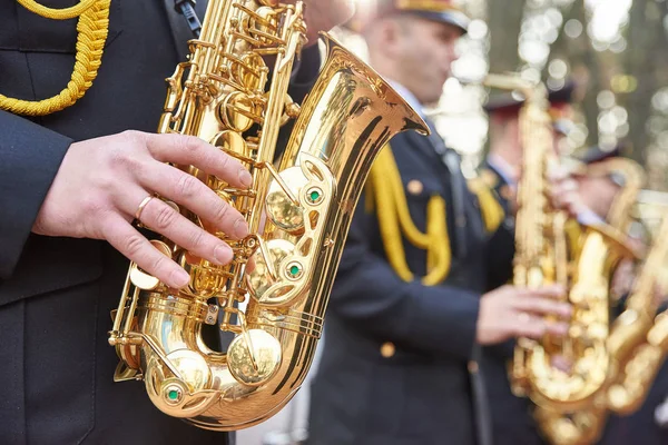Militärkapellenmusiker Spielt Saxofon — Stockfoto