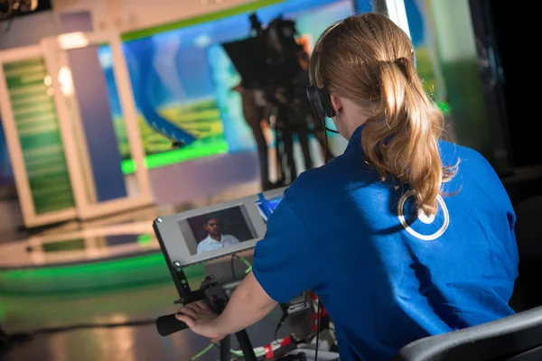 Video Operador Girl Removes Como Talques Jornalista Ensino Estudo Televisão — Fotografia de Stock