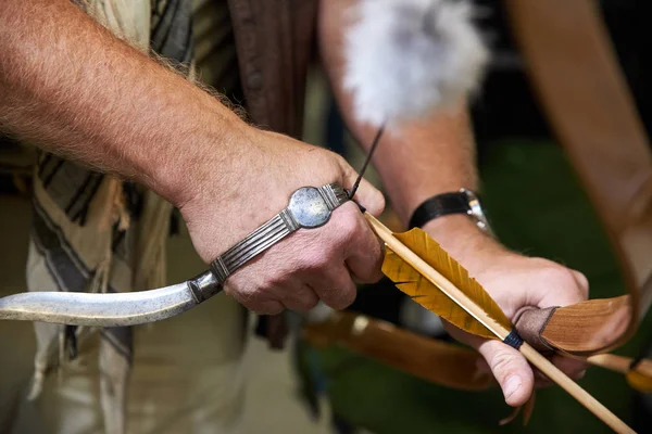 木製弓と矢の手に男のボウラーの — ストック写真